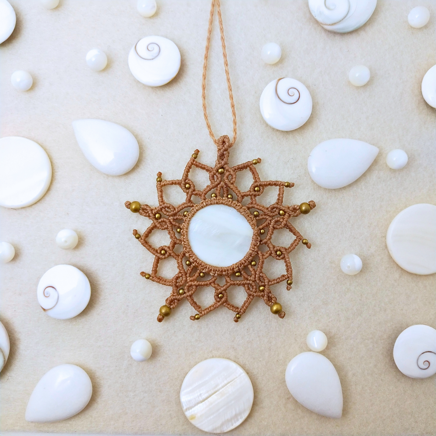 Collana Lotus - Madreperla avana